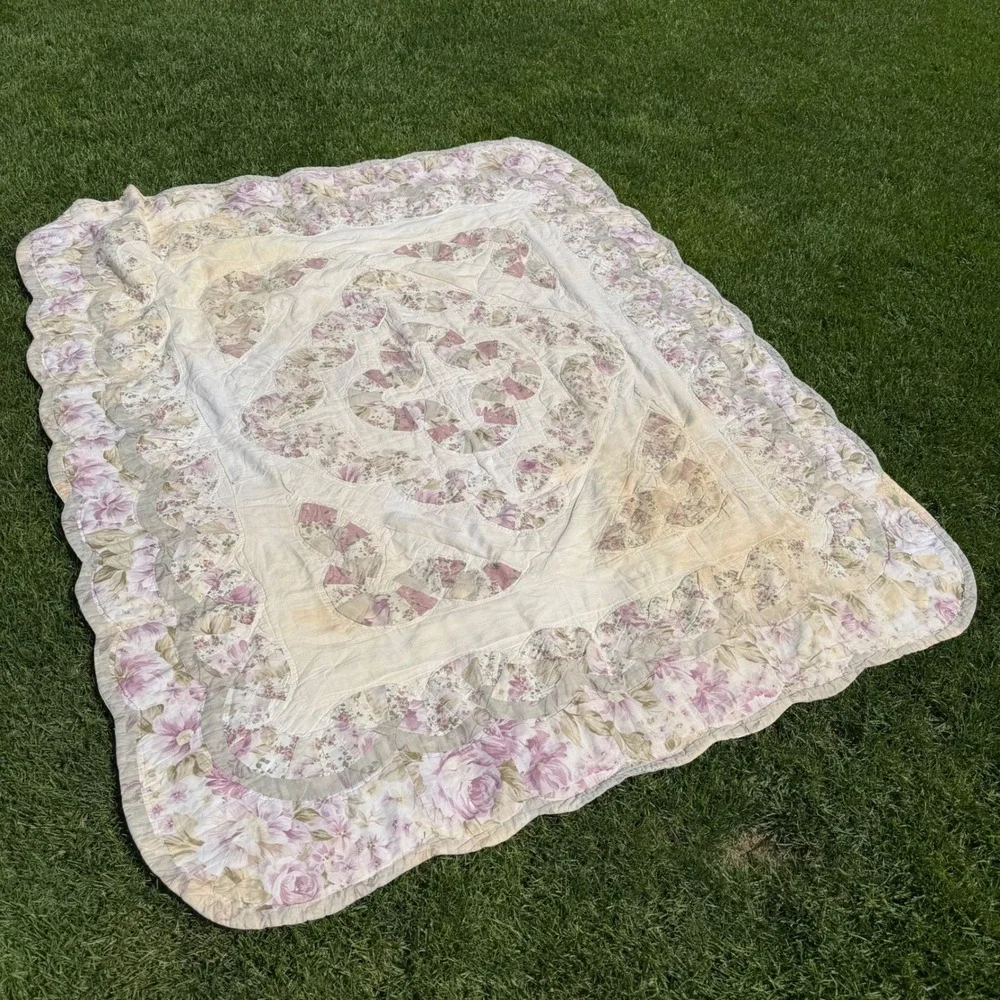 Vintage Handmade Double Wedding Ring Quilt Floral Pink Scalloped 79x65 Quilt C-